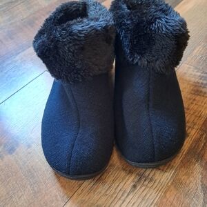 ISOTONRL SLIPPER. FAUX FUR WOMEN SIZE 8.5/9 BLUE